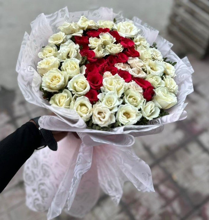 fresh-red-white-roses-personalized-bouquet