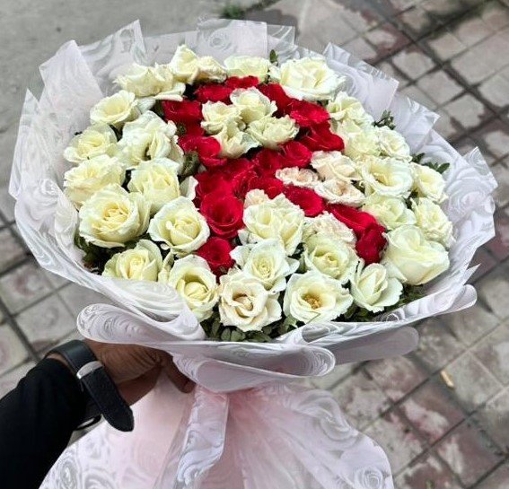 luxury-customizable-red-white-roses-gift