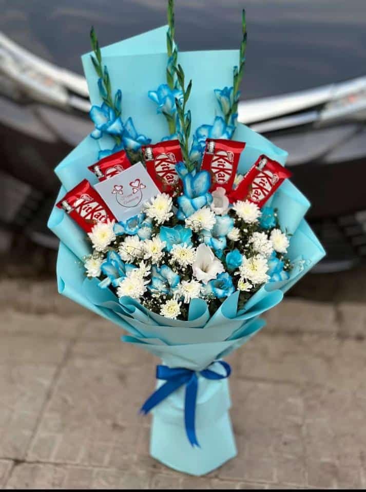 purple-roses-bouquet-with-card-kitkat-chocolates