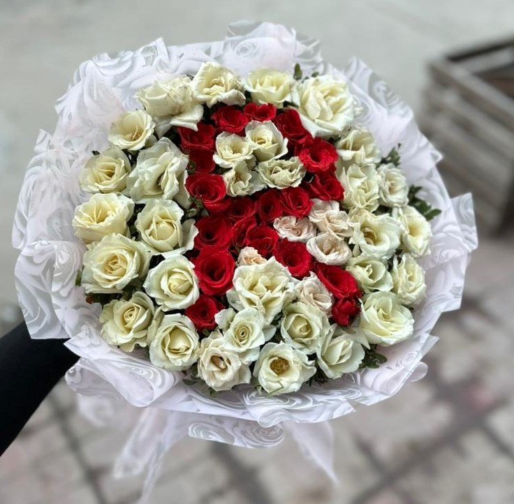 send-custom-red-white-roses-bouquet-online