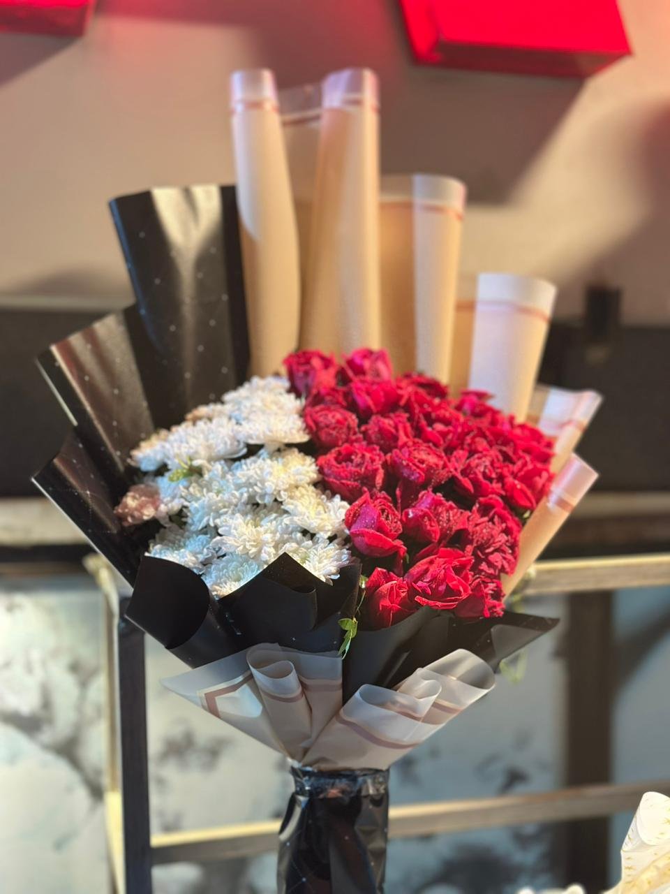 send-red-roses-white-carnations-bouquet-online