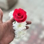red-rose-white-chrysanthemum-gajra-fresh-flower-order-faisalabad