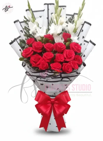 Elegant Red and White Roses Bouquet Faisalabad – Premium Mixed Flowers