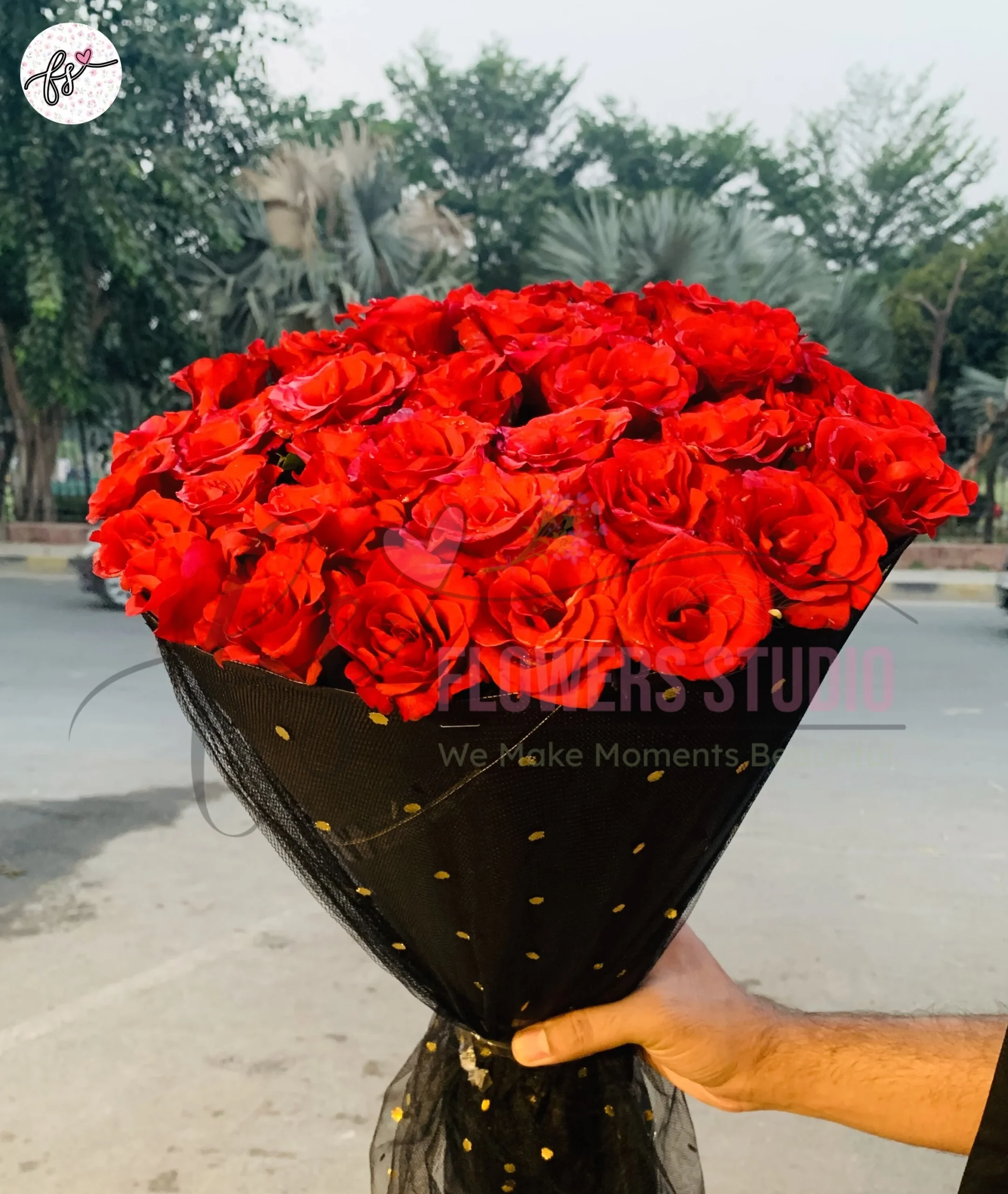 romantic-red-roses-circle-bouquet-black-net-golden-wrap Premium Red Roses Circle Bouquet